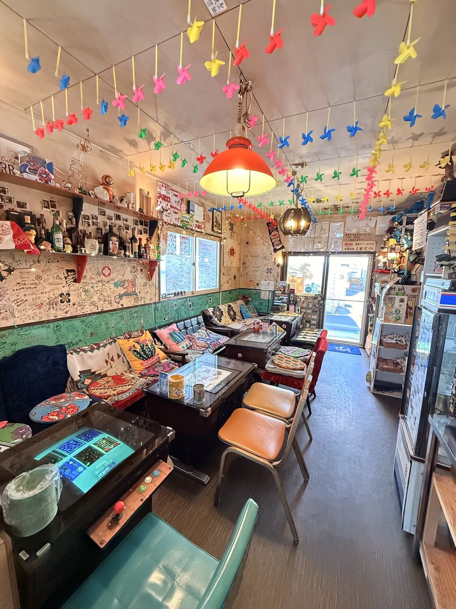 明るい店内。ソファ席とゲーム台のテーブル