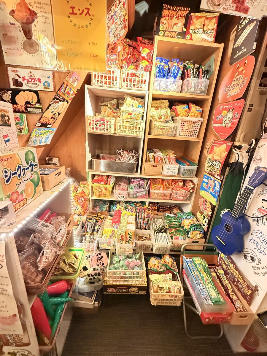 駄菓子がずらりと並ぶ棚