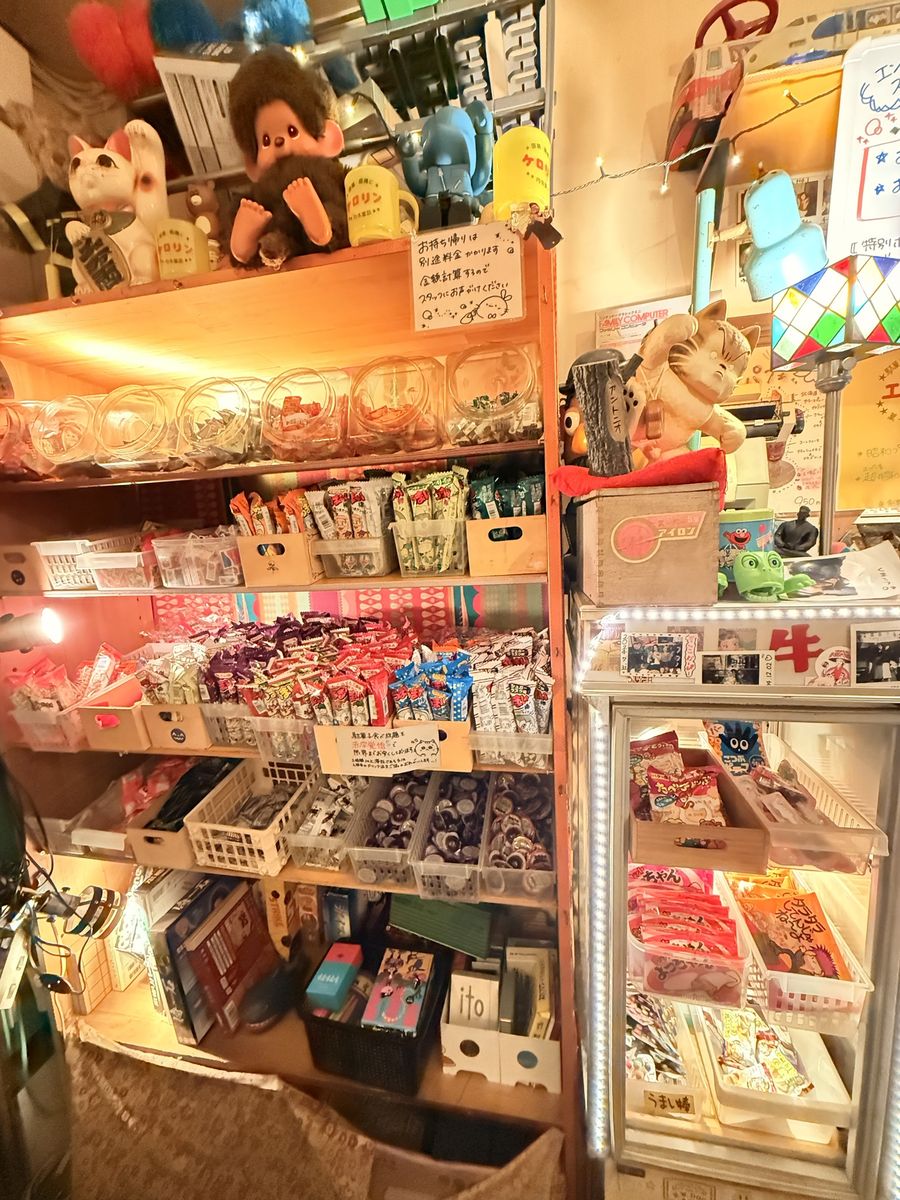 モンチッチと駄菓子が並ぶ棚