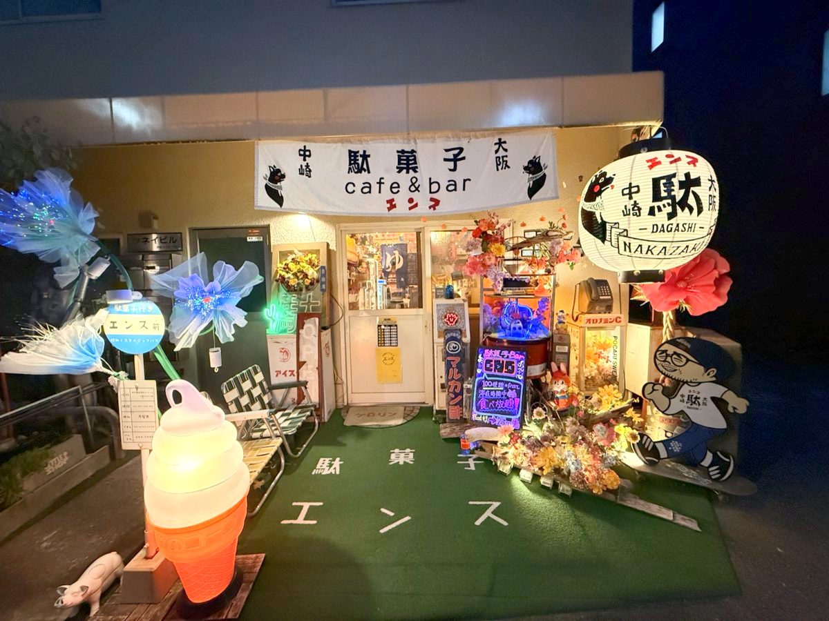 夜のエンス店頭。ソフトクリームの看板と提灯